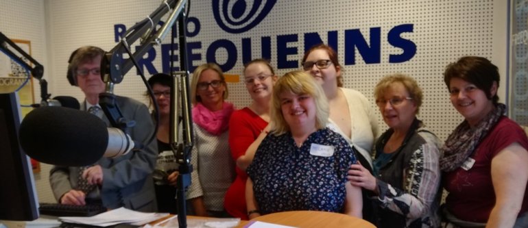 Die SelbstvertreterInnen der LH·4 im Studio von Radio freequenns kurz vor Sendebeginn.